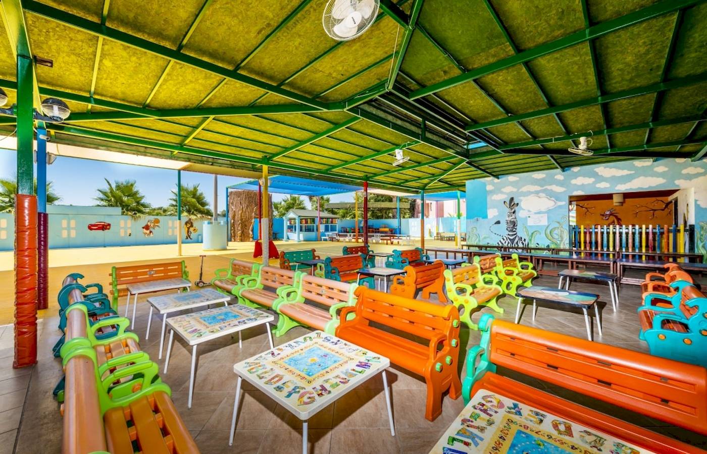 Kindercafe im VONRESORT Golden Coast mit bunten Bänken und Tischen.