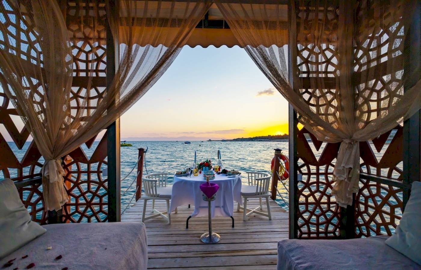 Dinnertisch auf der Terrasse des VONRESORT Golden Coast während des Sonnenuntergangs