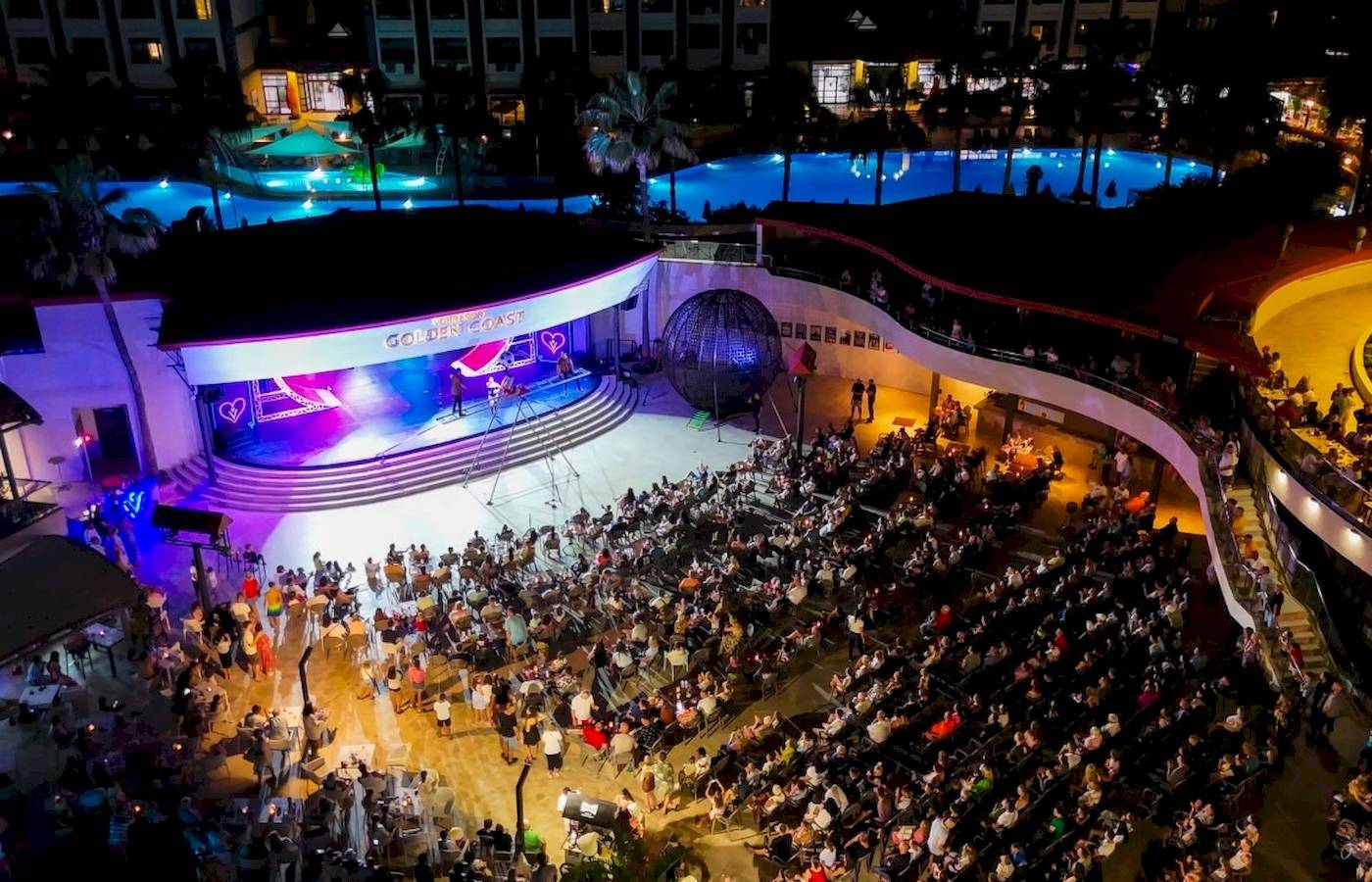 Abendveranstaltung im Freien im VONRESORT Golden Coast, viele Besucher sitzen in der Arena.