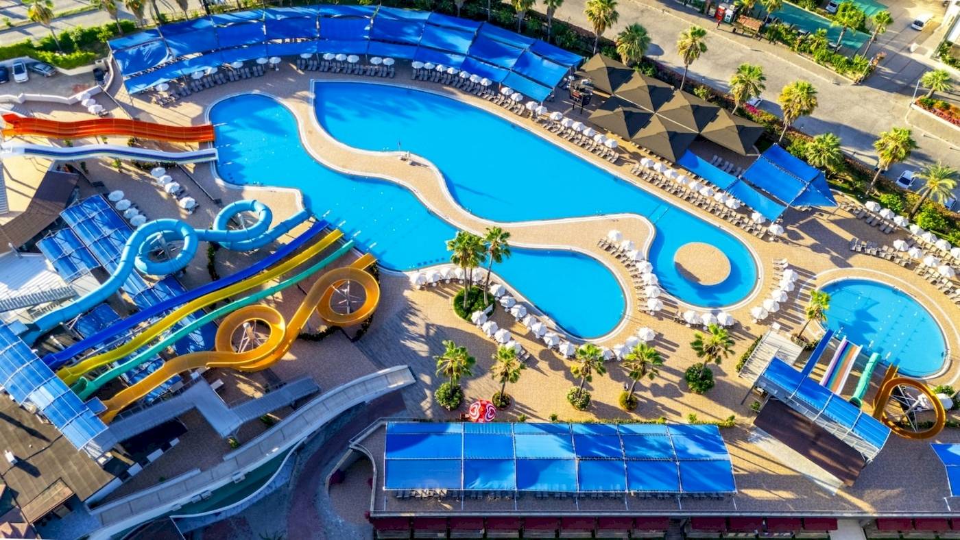 Luftaufnahme des Wasserparks im VONRESORT Golden Coast mit mehreren Rutschen und Pools.