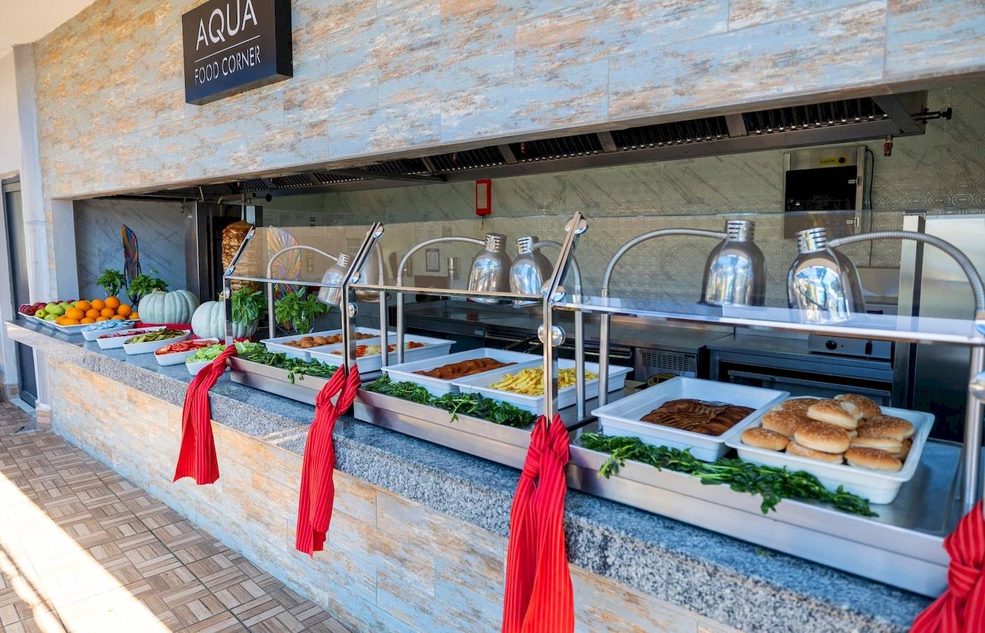 Buffet-Tisch im Aqua Food Corner mit verschiedenen Speisen und Salaten.