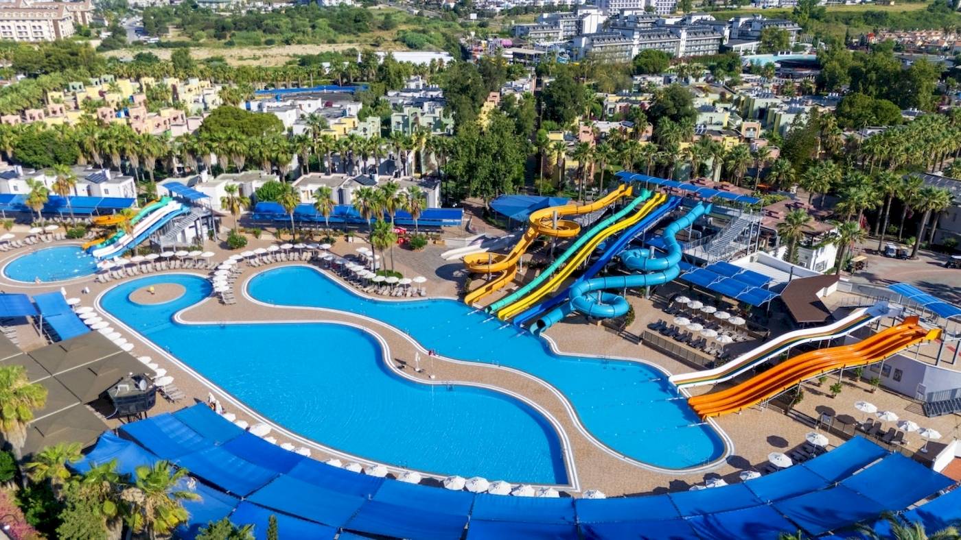 Luftaufnahme des Wasserparks im VONRESORT Golden Coast mit mehreren Rutschen und Swimmingpools.