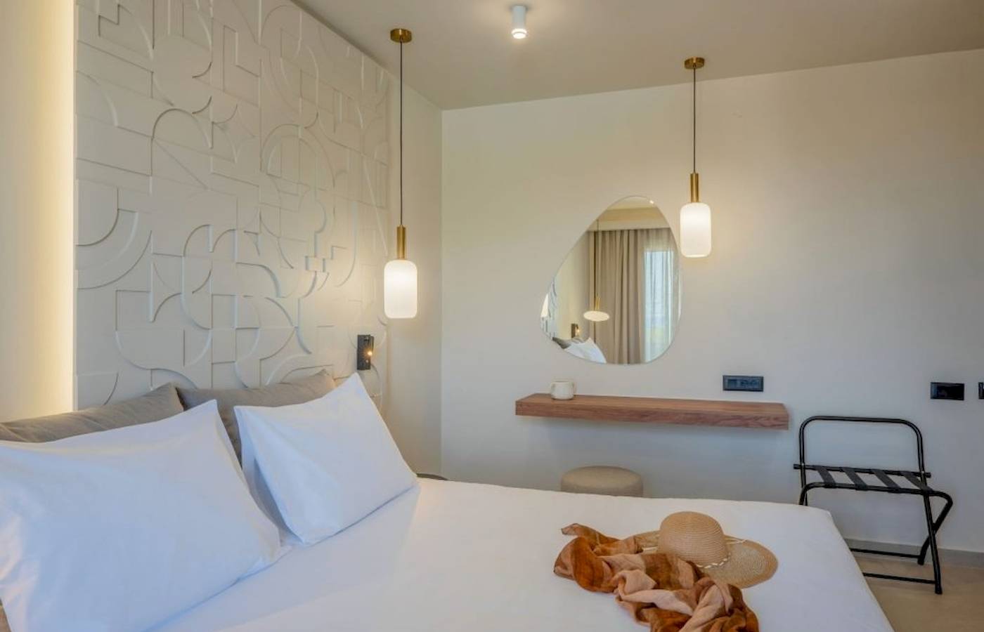 Schlafzimmer im Georgioupolis Resort Aquapark & SPA mit Bett, Dekokissen, und Dekorationen.