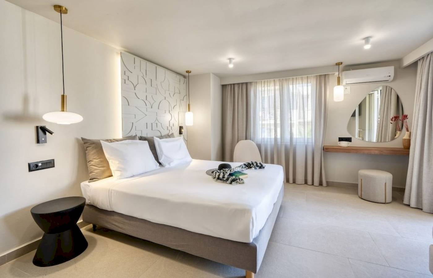 Hotelzimmer im Georgioupolis Resort Aquapark & SPA mit weißem Bett, Möbeln und Dekor.