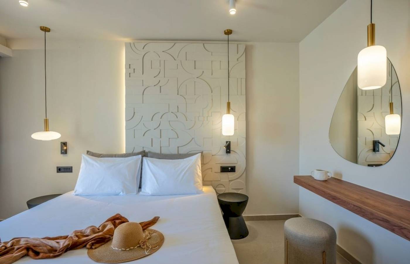 Hotelzimmer im Georgioupolis Resort Aquapark & SPA mit Bett, Hut und Möbeln.