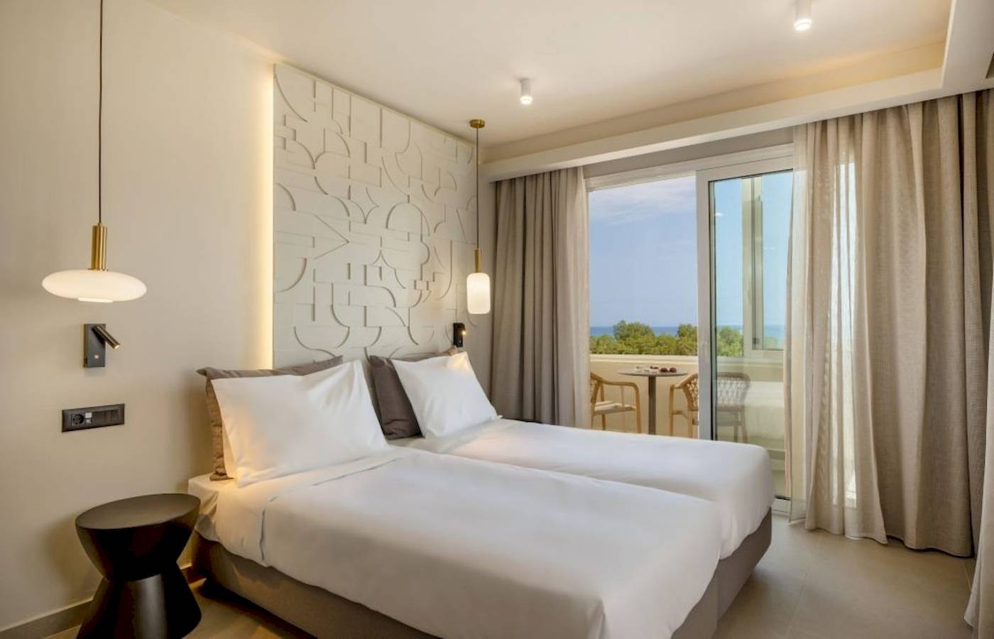 Doppelbett-Zimmer im Georgioupolis Resort Aquapark & SPA mit Balkon und Meerblick.