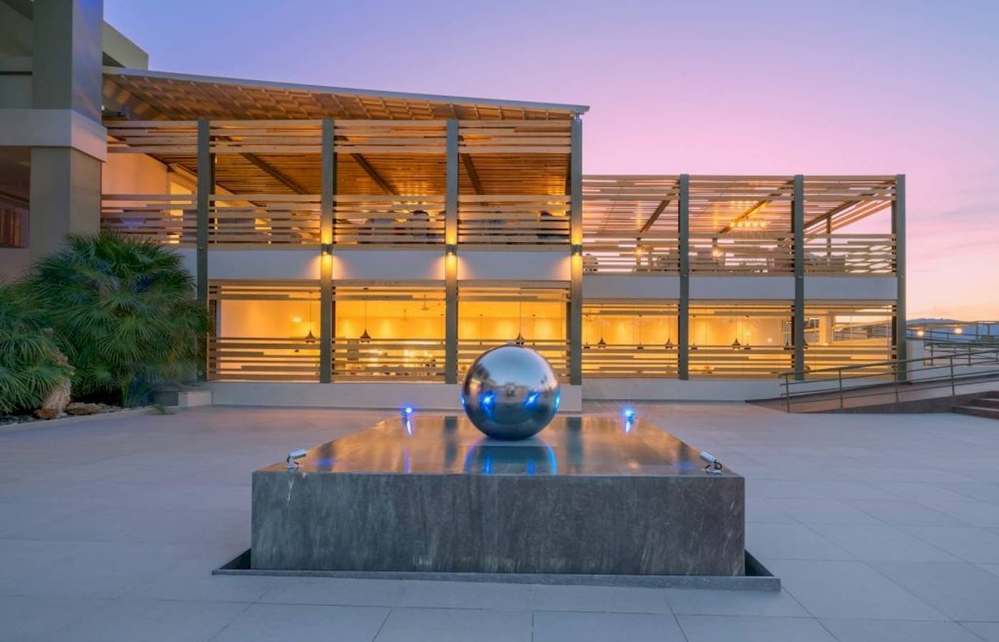 Georgioupolis Resort Aquapark & SPA Außenbereich mit einer reflektierenden Kugel.