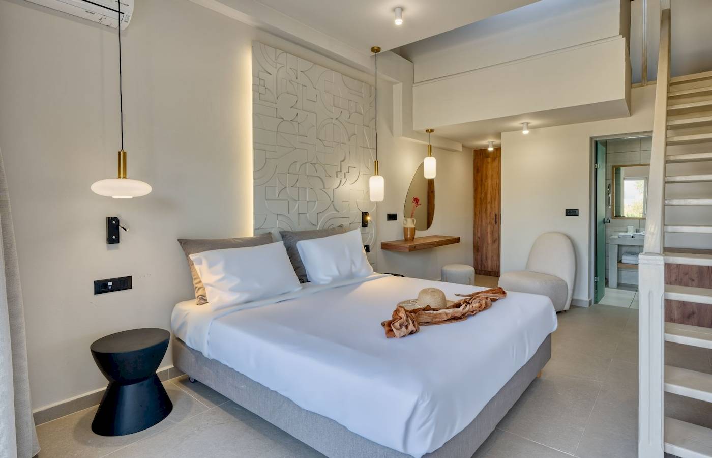 Hotelzimmer im Georgioupolis Resort Aquapark & SPA mit Bett, Stuhl und Stairs