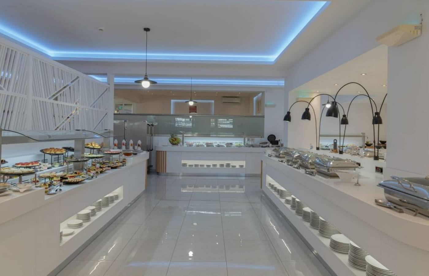 Buffetbereich im Georgioupolis Resort Aquapark & SPA mit vielen Speisen auf Servierplatten.