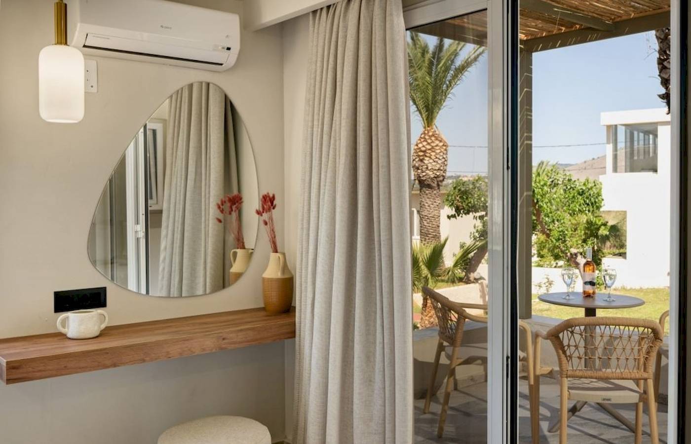 Aussicht von der Zimmertür des Georgioupolis Resort Aquapark & SPA mit Inneneinrichtung und Terrasse