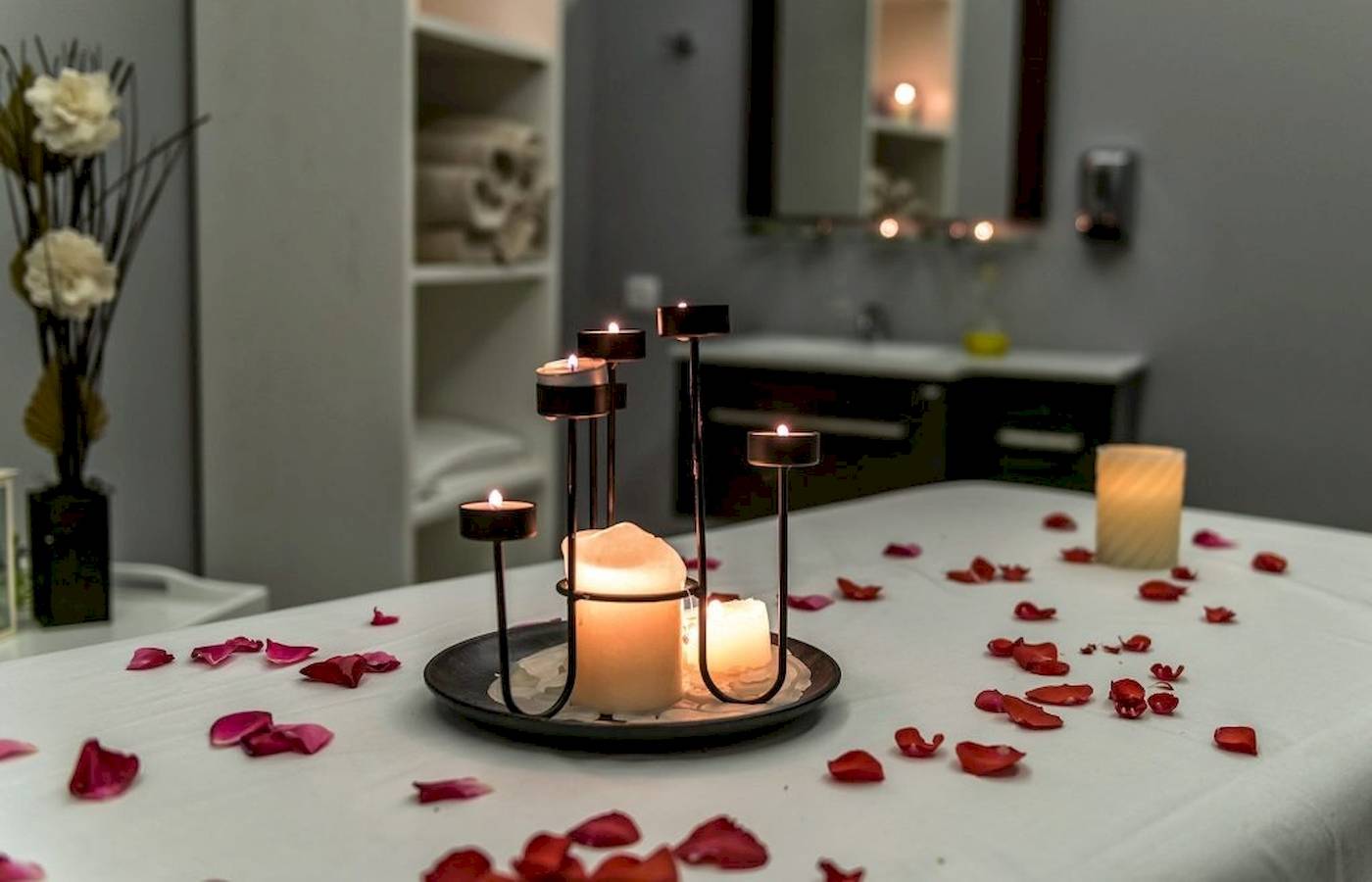 Massage-Tisch mit Kerzen im Georgioupolis Resort Aquapark & SPA Hotel.