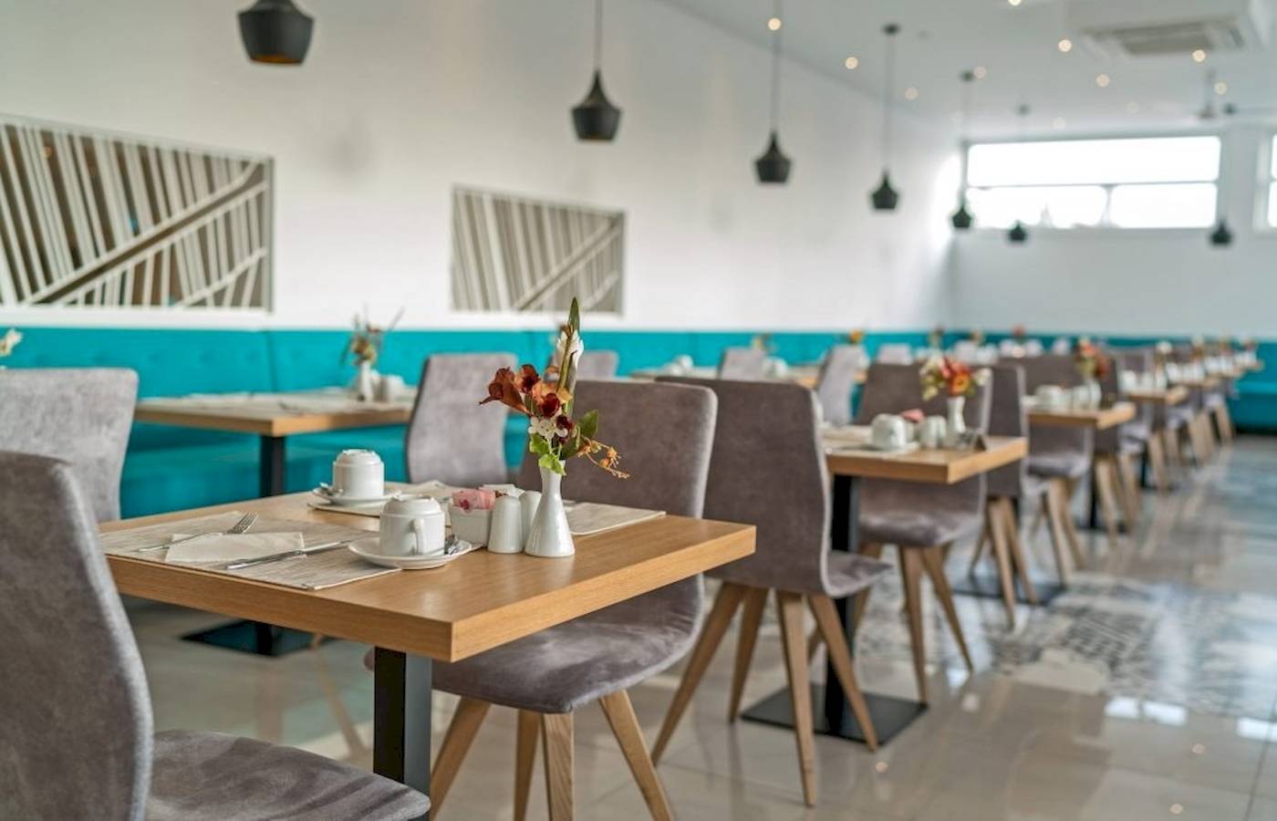 Frühstücksbereich im Georgioupolis Resort Aquapark & SPA Hotel mit vielen Tischen und Stühlen