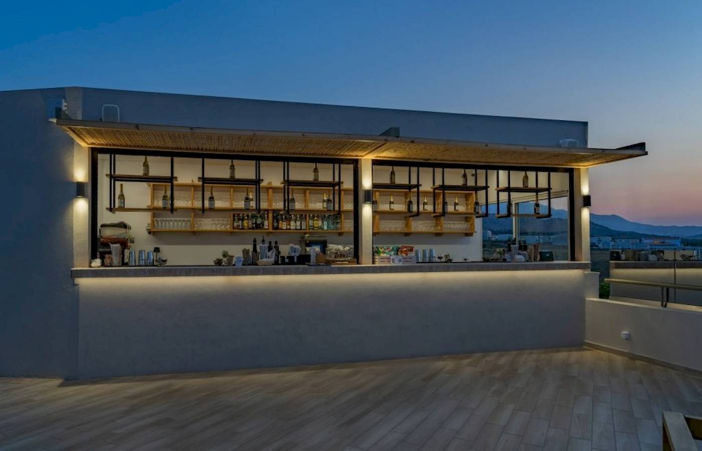 Georgioupolis Resort Aquapark & SPA Hotel Dachterrasse Bar bei Nacht