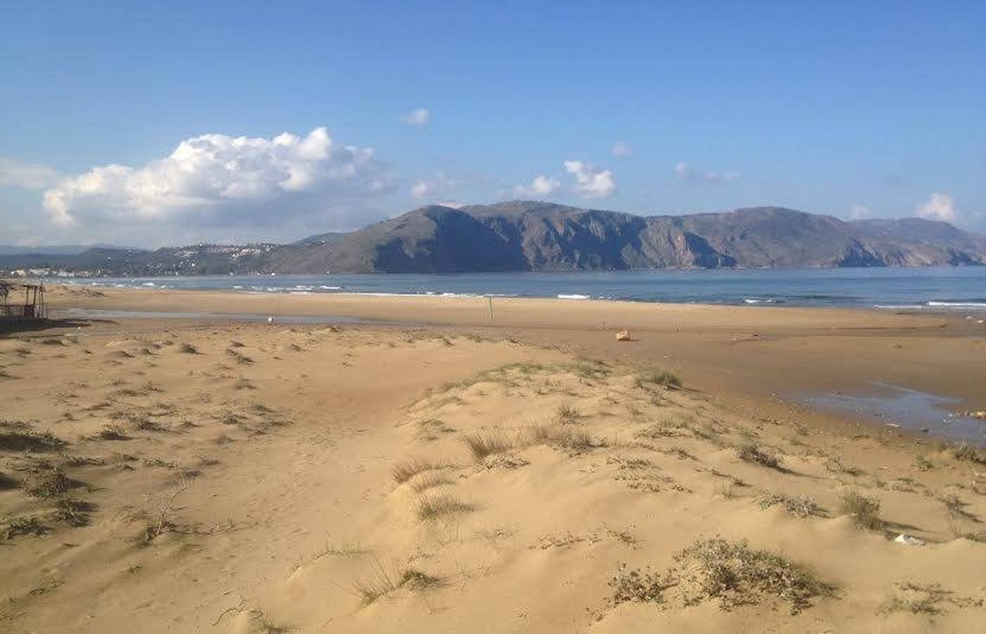 Georgioupolis Resort Aquapark & SPA Strand mit Dünen und Bergen im Hintergrund