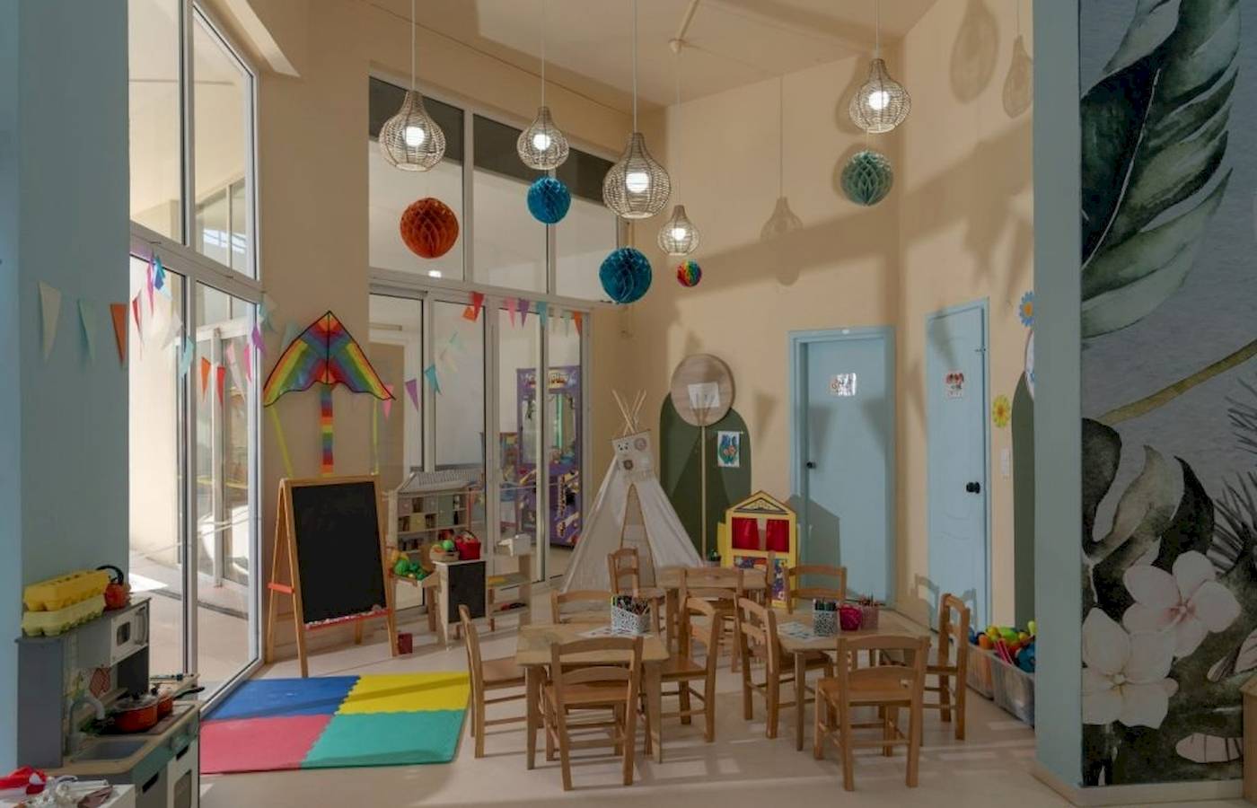 Kinderzimmer im Georgioupolis Resort Aquapark & SPA mit bunten Möbeln und Spielzeug.