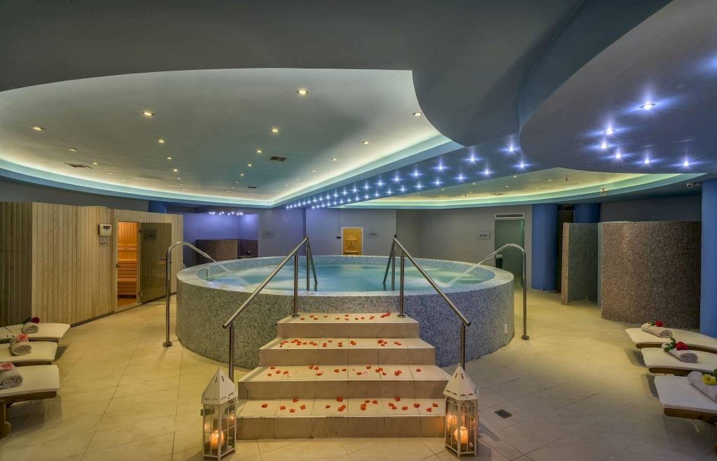 Wellnessbereich im Georgioupolis Resort Aquapark & SPA mit einem großen Whirlpool und Liegebereich.