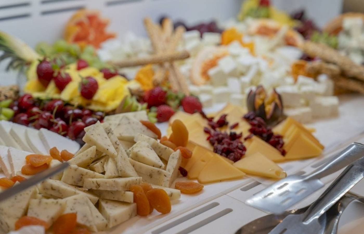 Buffetauswahl im Georgioupolis Resort Aquapark & SPA mit Käse, Obst und Snacks.