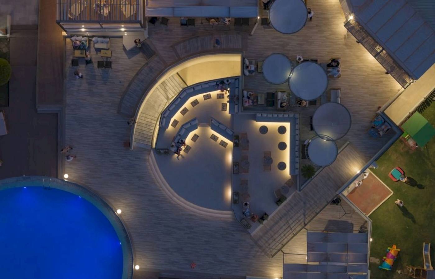 Luftbild des Georgioupolis Resort Aquapark & SPA bei Nacht mit beleuchteten Bereichen und Swimmingpool.