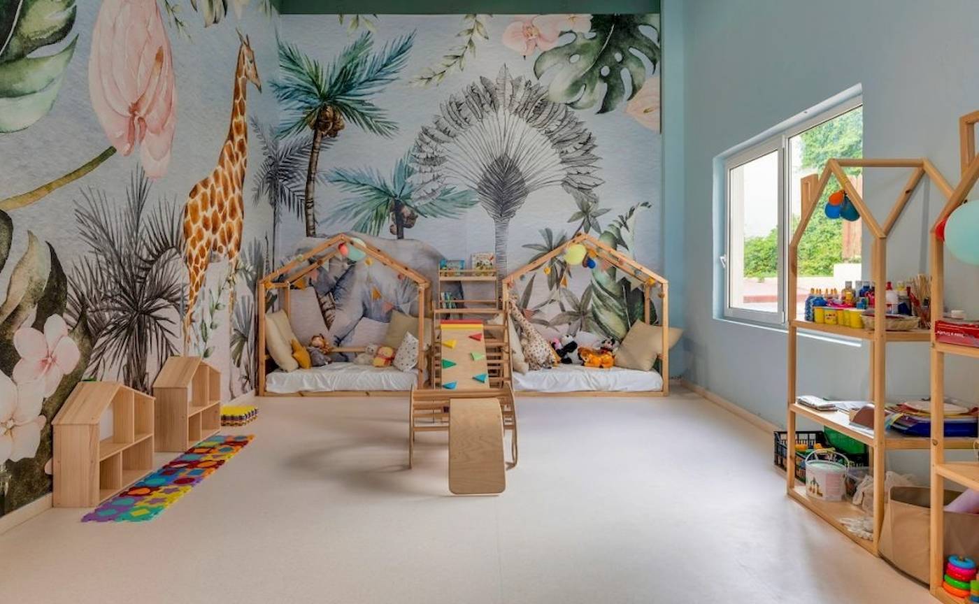 Kinderzimmer im Georgioupolis Resort Aquapark & SPA mit tropischen Wandmalereien und Spielzeug.