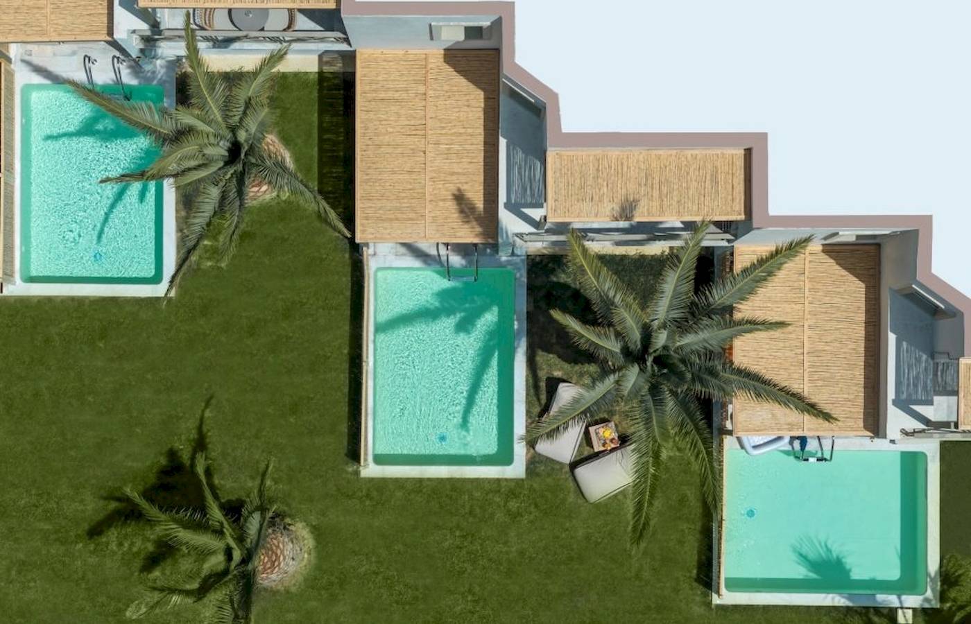 Luftaufnahme des Georgioupolis Resort Aquapark & SPA mit drei Swimmingpools und Palmen