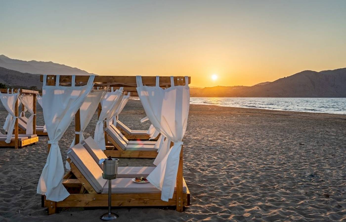 Strandbetten im Georgioupolis Resort Aquapark & SPA bei Sonnenuntergang
