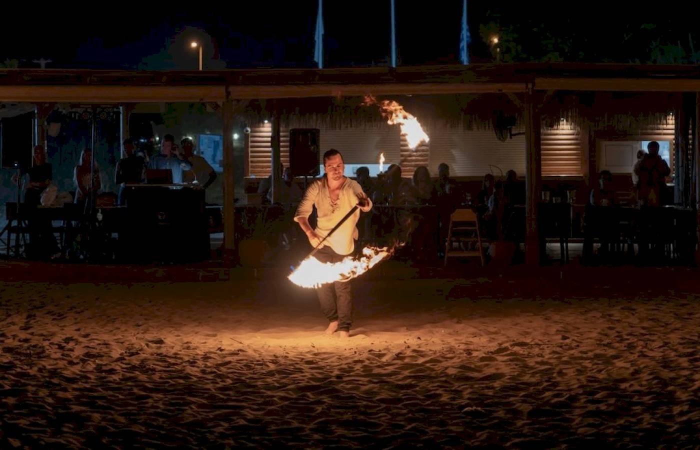 Feuershow auf dem Strand des Georgioupolis Resort Aquapark & SPA.