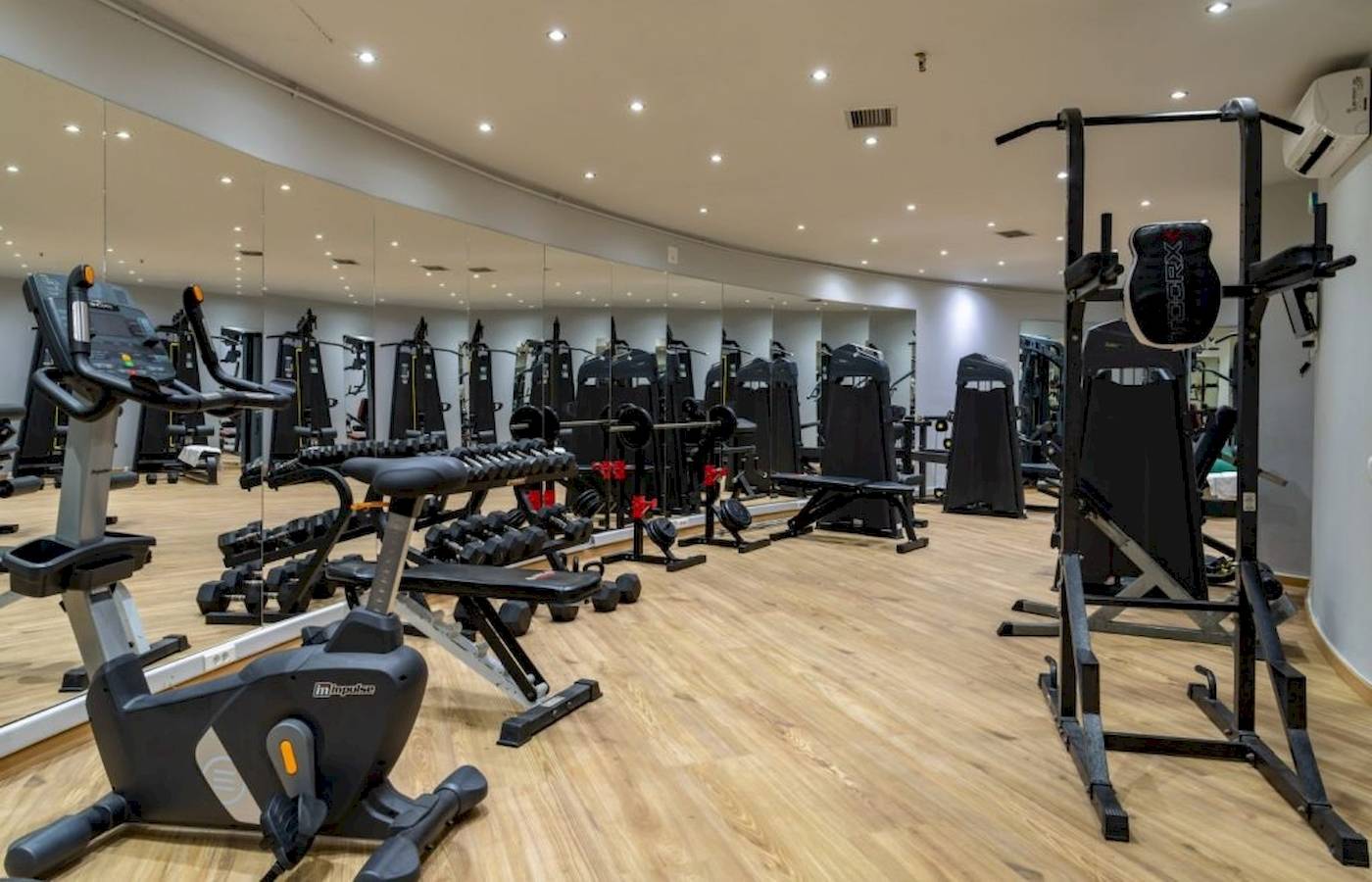 Fitnessstudio im Georgioupolis Resort Aquapark & SPA mit verschiedenen Trainingsgeräten.