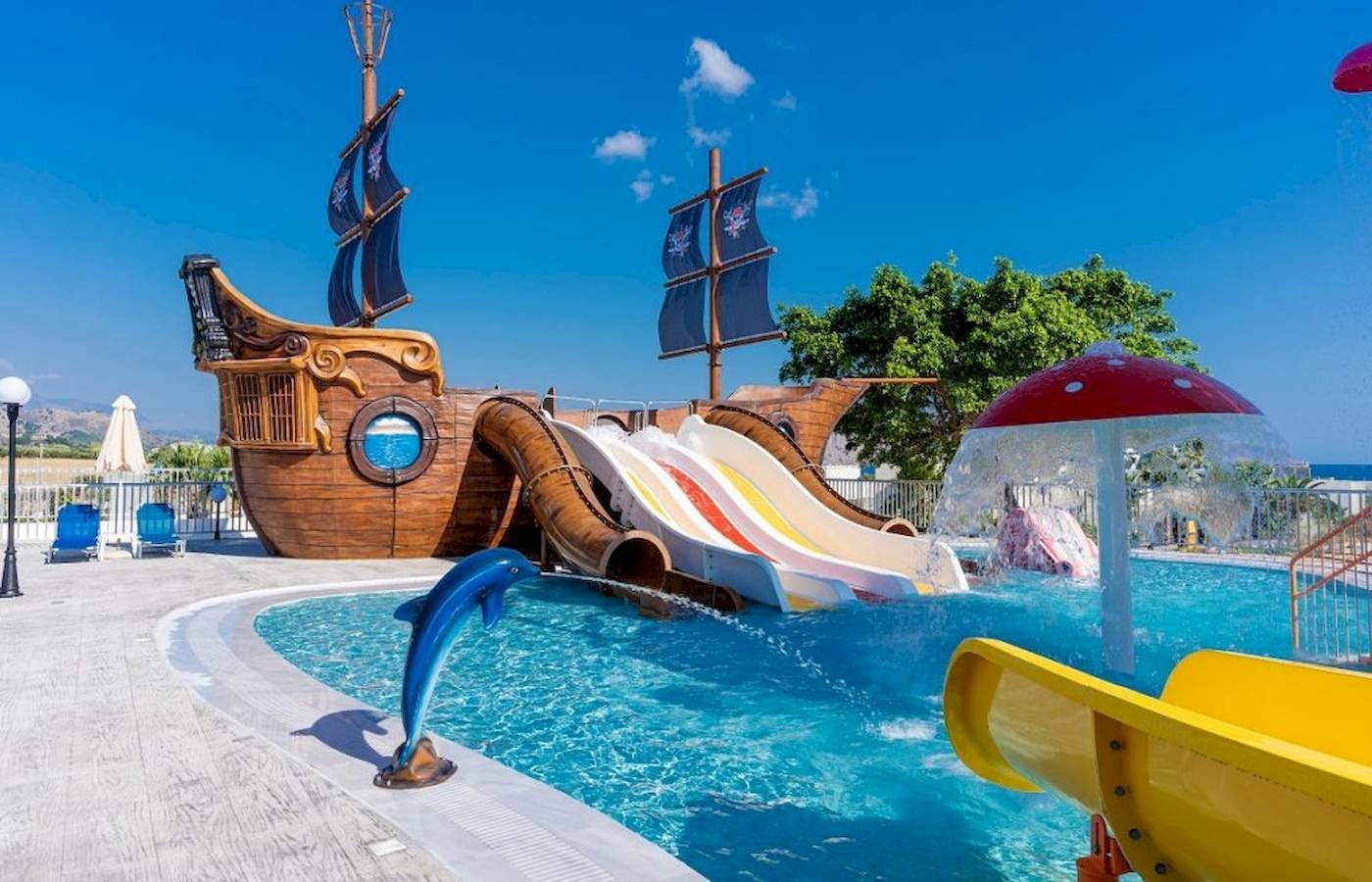 Wasserrutschen und Delfin-Brunnen im Georgioupolis Resort Aquapark & SPA