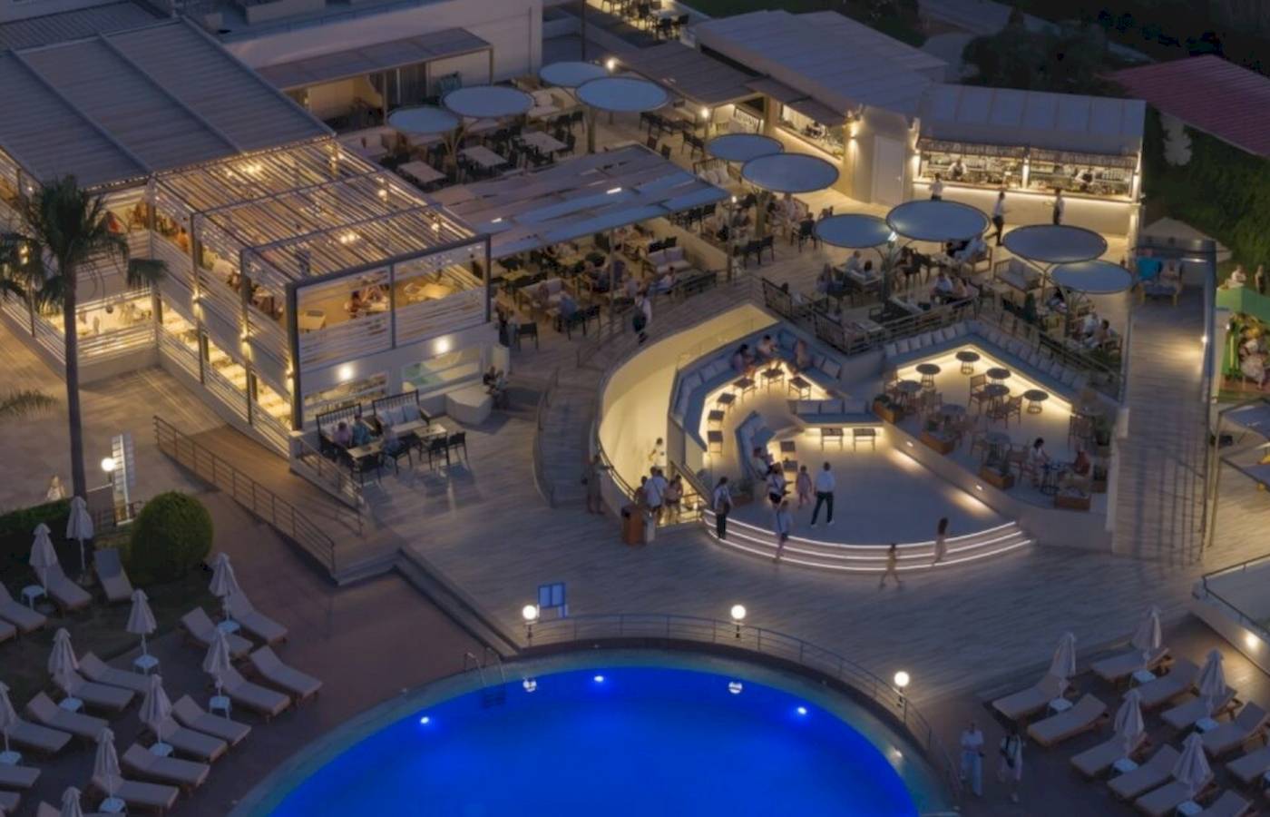 Georgioupolis Resort Aquapark & SPA Abend Außenbereich mit Pool und Loungebereich