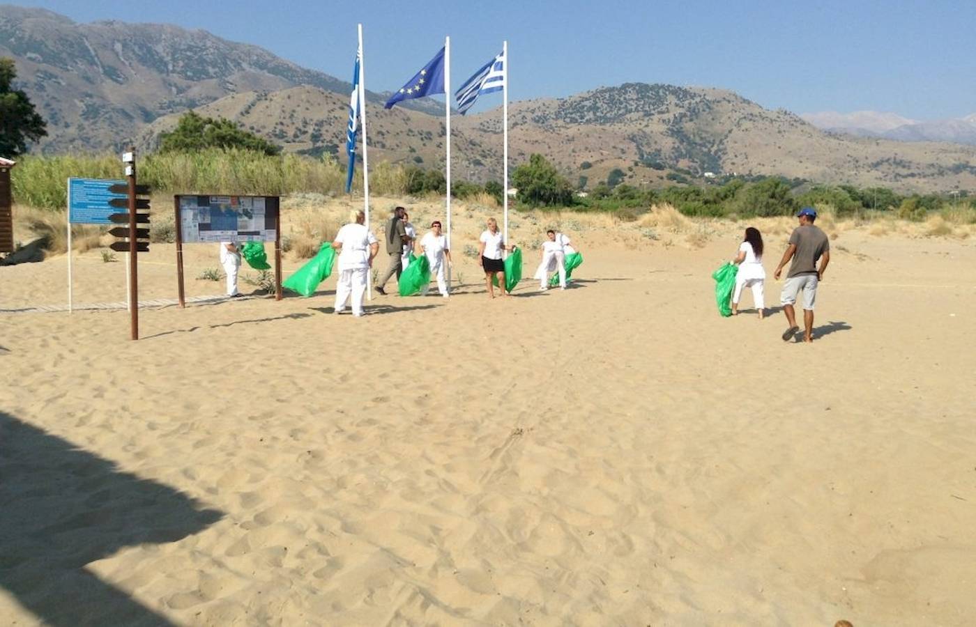 Menschen bei einer Sauberkeitsaktion auf dem Strand des Georgioupolis Resort Aquapark & SPA