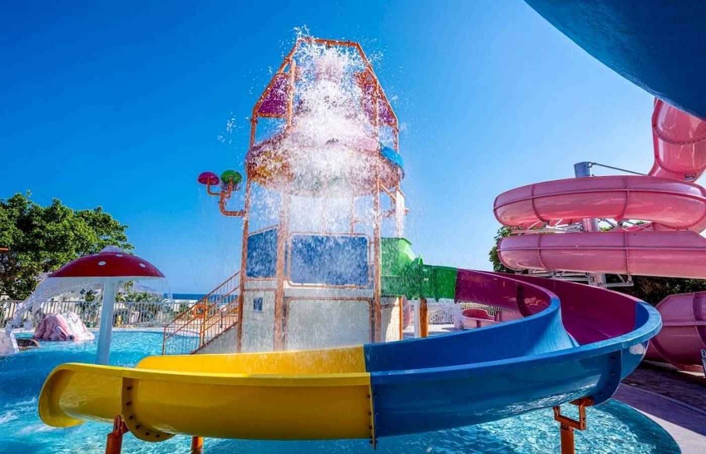 Wasserrutsche im Georgioupolis Resort Aquapark mit bunten Farben und Wasserfontaene