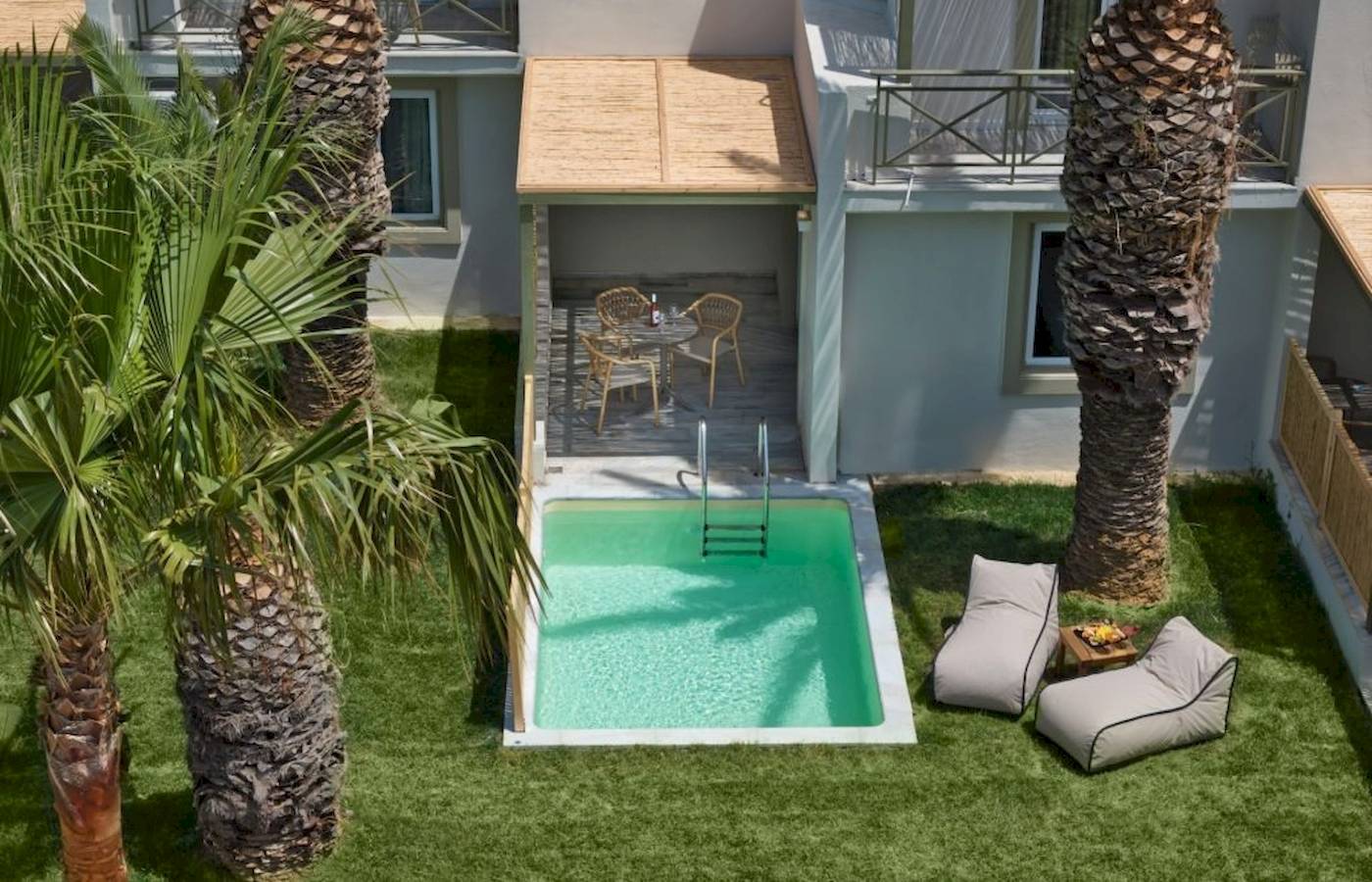 Georgioupolis Resort Aquapark & SPA mit Pool und Sitzecke im Freien