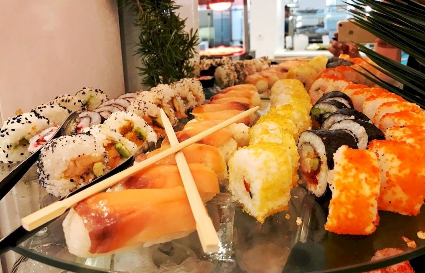 Buffet mit verschiedenen Sushi-Rollen im Georgioupolis Resort Aquapark & SPA