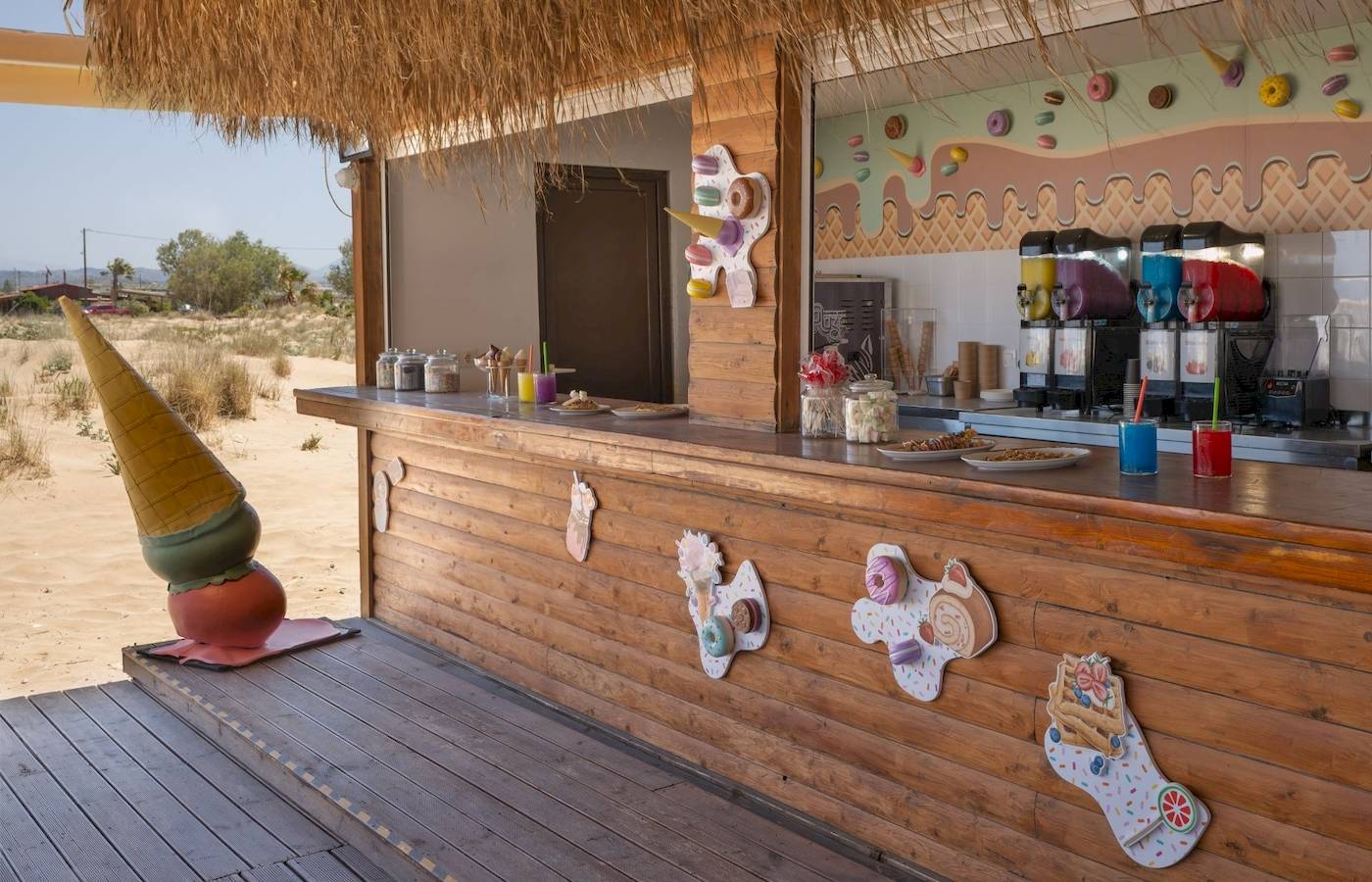 Innenansicht der Eisdiele im Georgioupolis Resort Aquapark & SPA mit bunten Dekorationen und Eismaschinen.