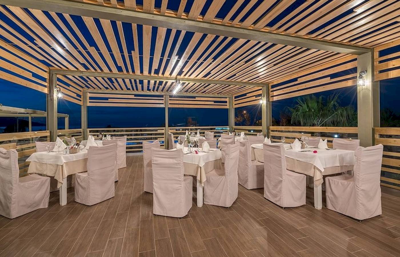 Uberdachtes Terrassenrestaurant im Georgioupolis Resort Aquapark & SPA