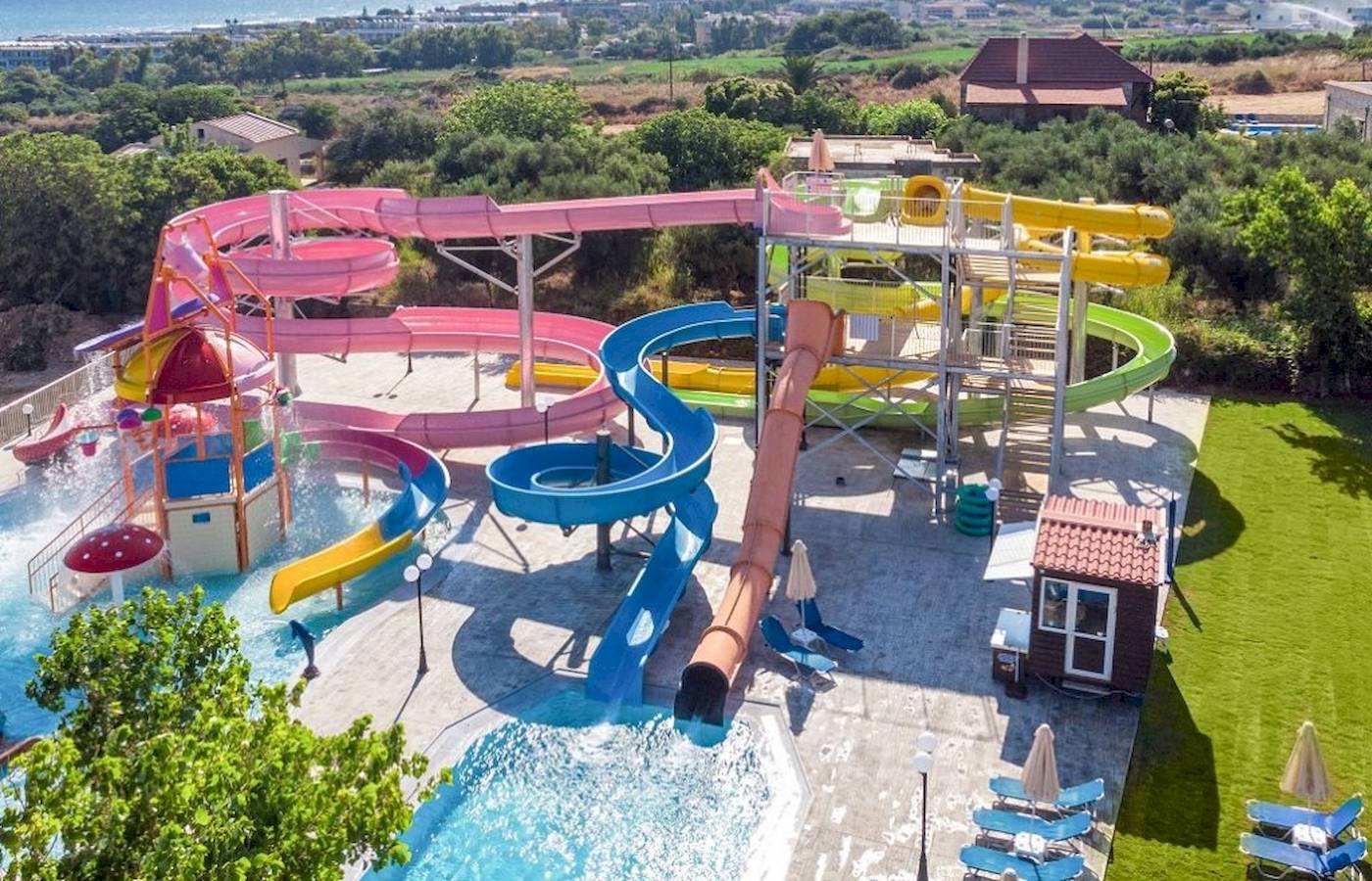 Georgioupolis Resort Aquapark & SPA mit verschiedenen farbigen Wasserrutschen und einem Pool.