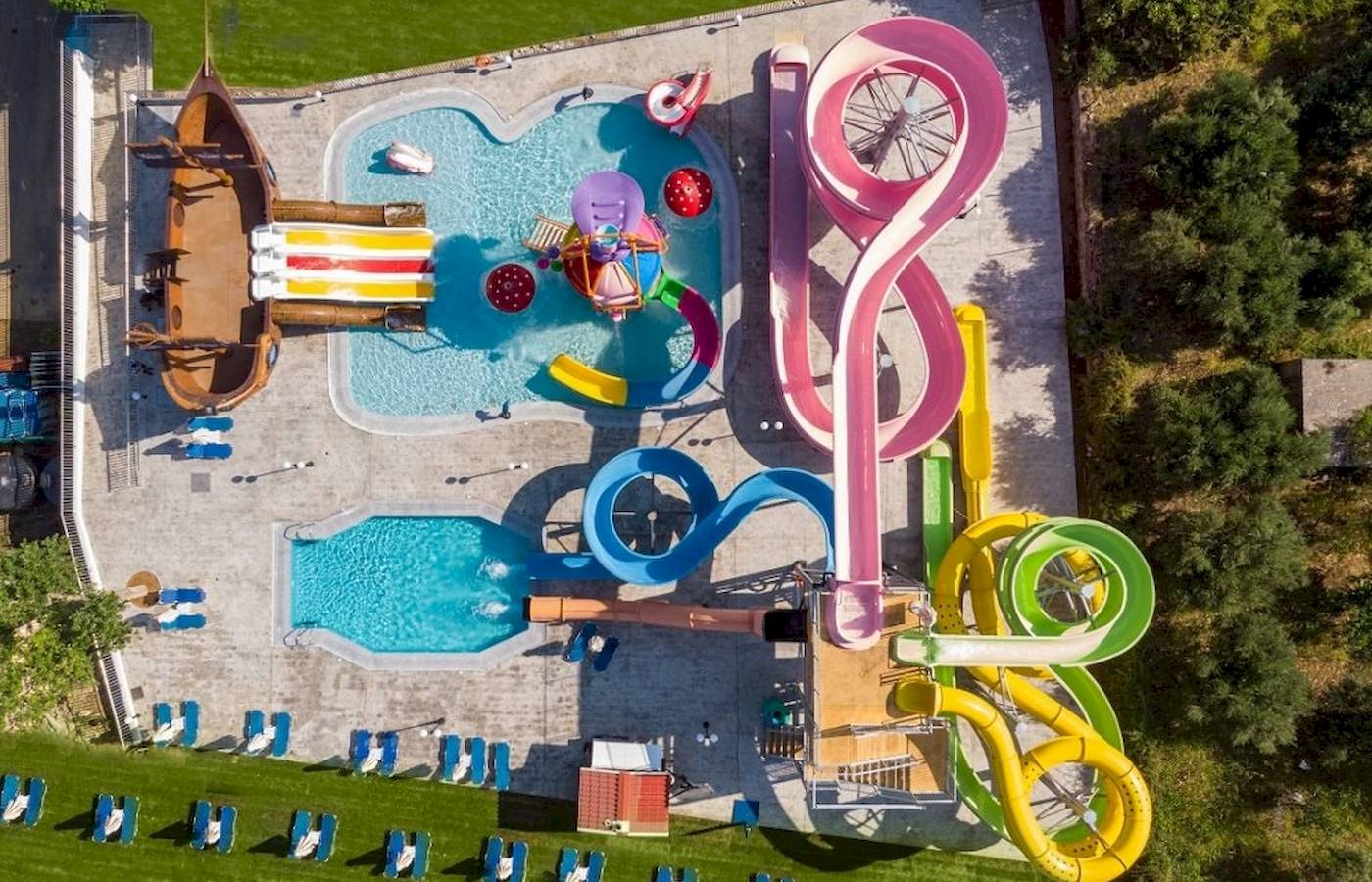 Luftaufnahme des Georgioupolis Resort Aquapark & SPA mit Wasserrutschen und Pools.