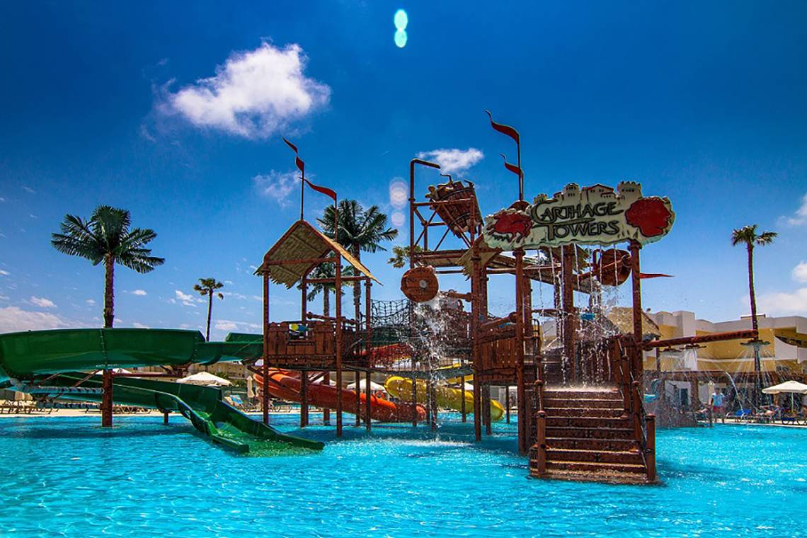Wasserpark mit Carthago Towers Spielplatz und Rutschen im Sun Palace Hotel