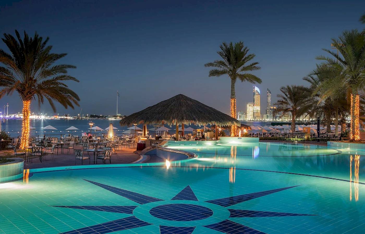Pool des Radisson Blu Hotel & Resort, Abu Dhabi Corniche, bei Nacht