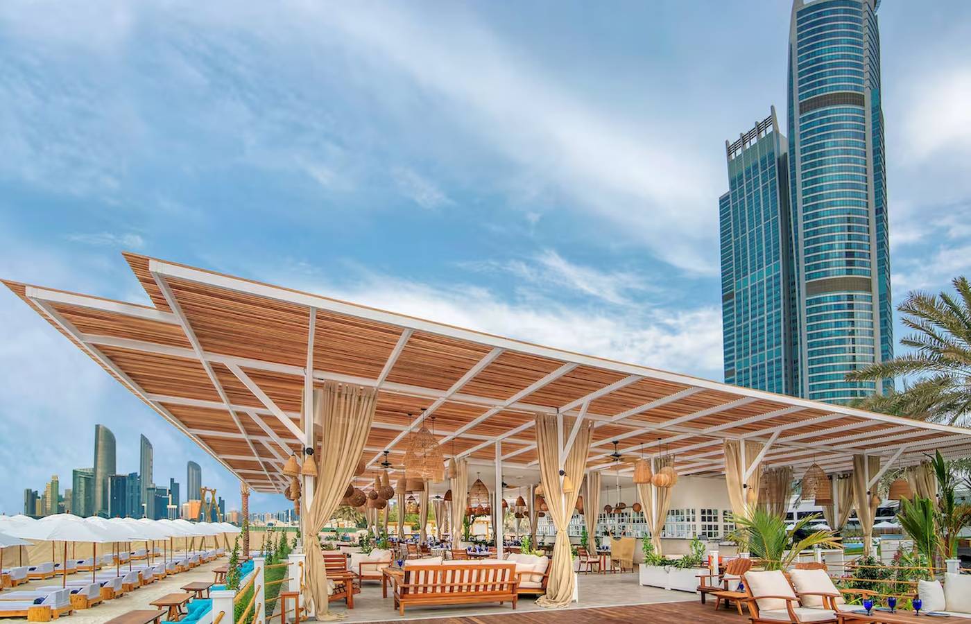Radisson Blu Hotel & Resort, Abu Dhabi Corniche, Außenterrasse mit Sonnenschirmen und Loungemöbeln
