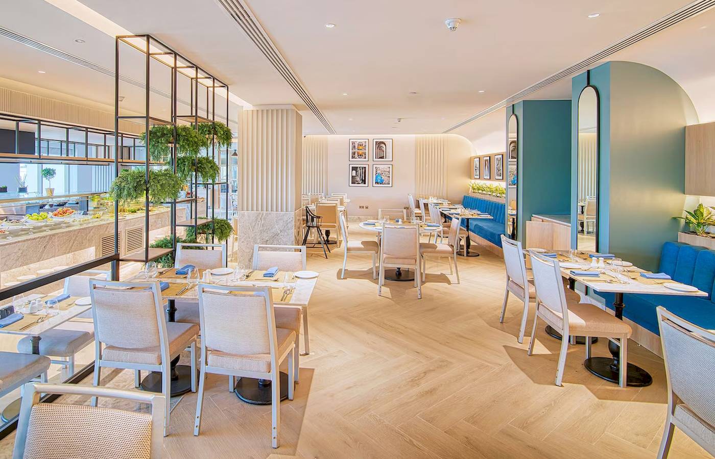 Innenansicht des Restaurants im Radisson Blu Hotel & Resort, Abu Dhabi Corniche.