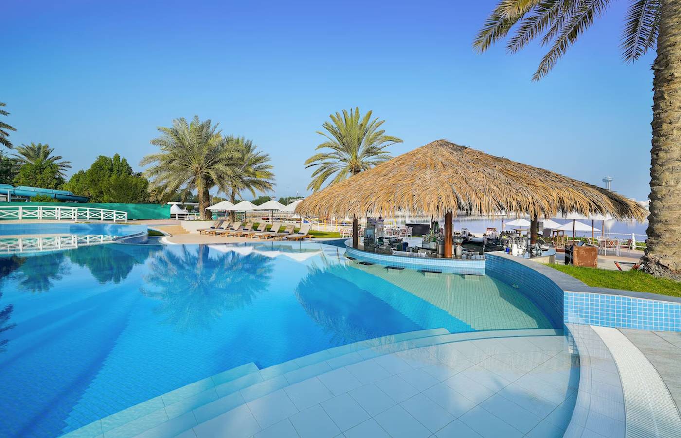 Pool des Radisson Blu Hotels und Resorts in Abu Dhabi Corniche mit Wasserrutsche und Strandbar