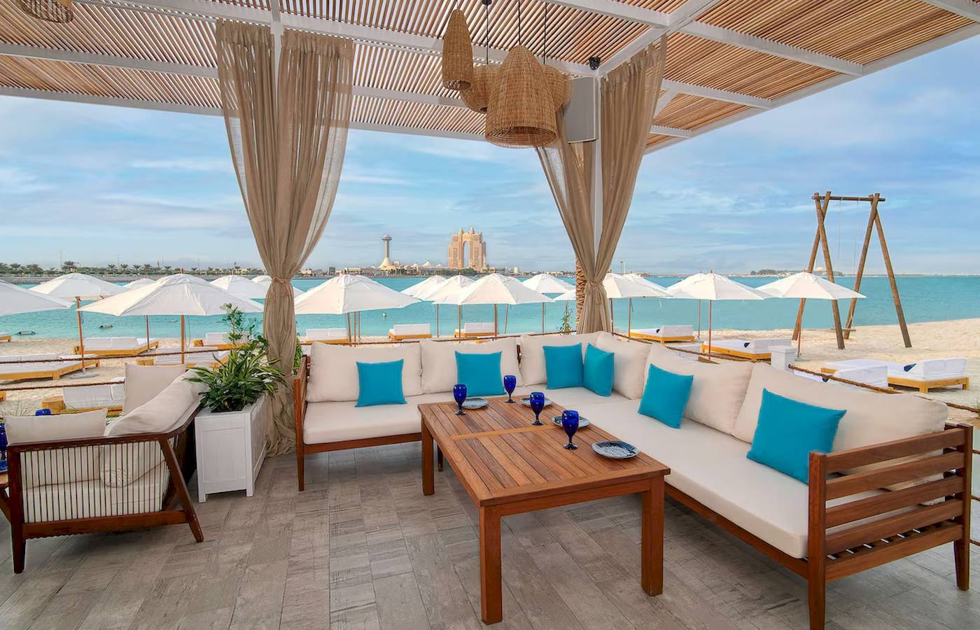 Terrasse des Radisson Blu Hotel & Resort in Abu Dhabi Corniche mit Blick auf den Strand und die Bucht