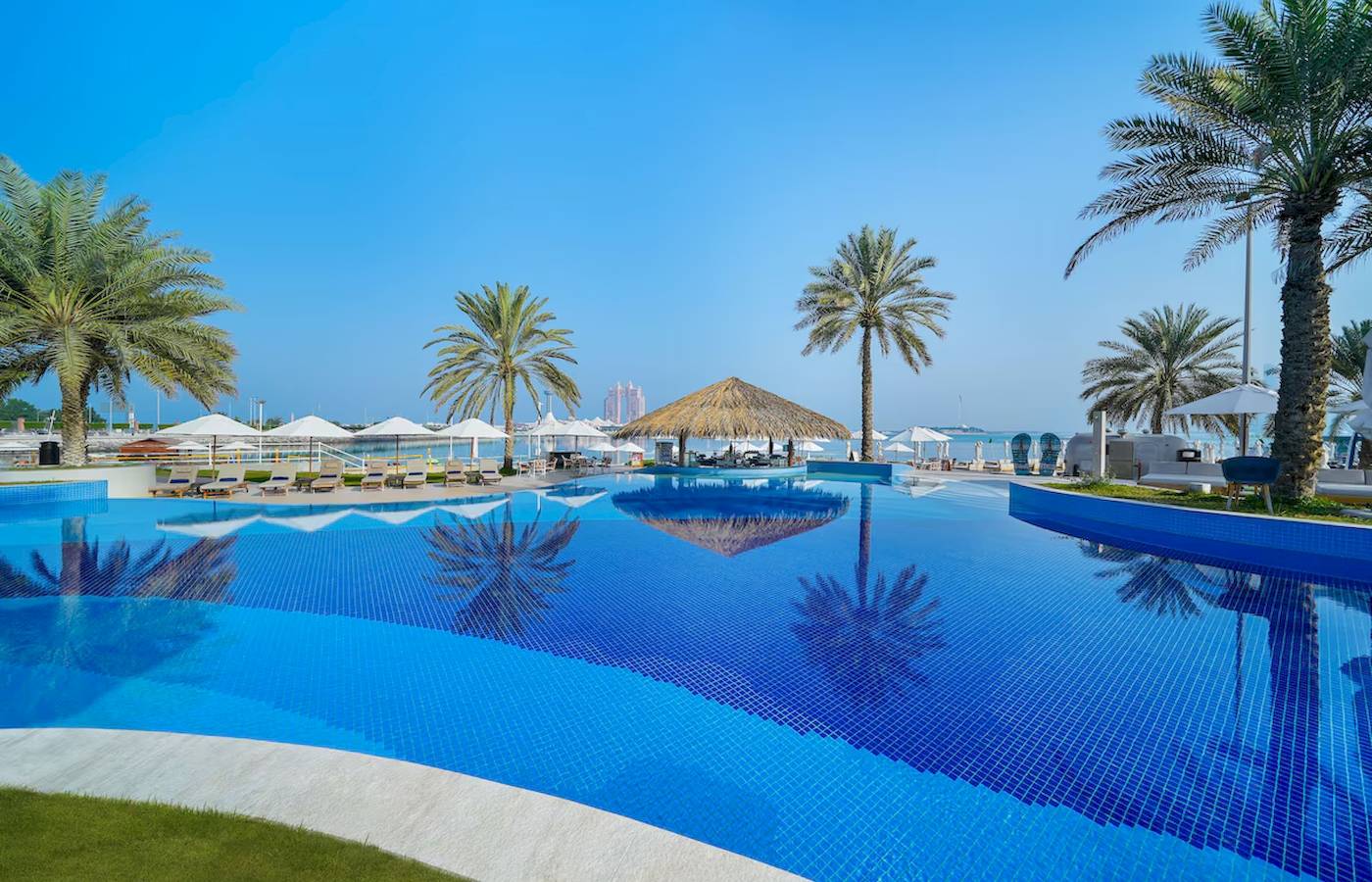 Ein großer Swimmingpool mit Blick auf das Meer im Radisson Blu Hotel & Resort, Abu Dhabi Corniche
