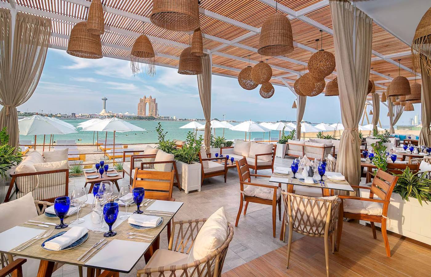 Außenterrasse des Radisson Blu Hotel & Resort, Abu Dhabi Corniche mit Blick auf das Meer.