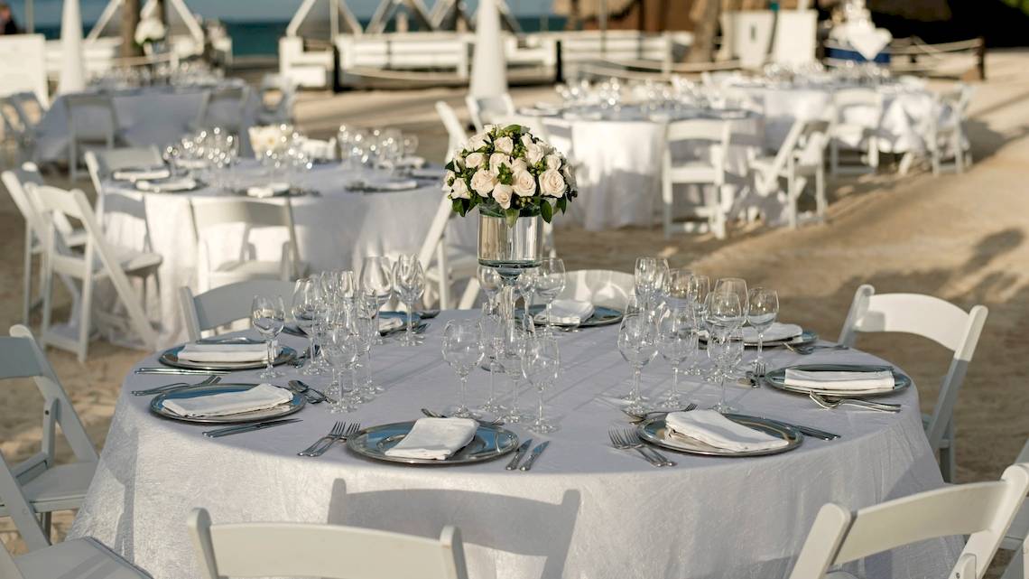 Hochzeitsbankett im Freien auf dem Strand im JOIA Bávaro by Iberostar.