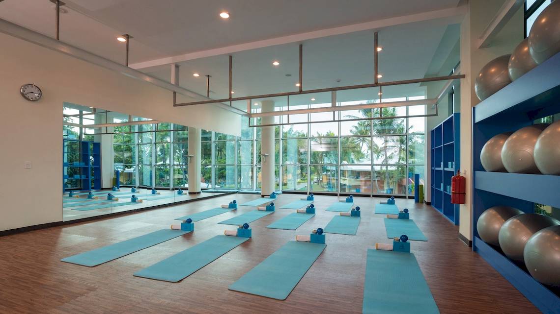 Yoga-Studio im JOIA Bávaro Hotel mit vielen Matten und Fitnessgeräten.