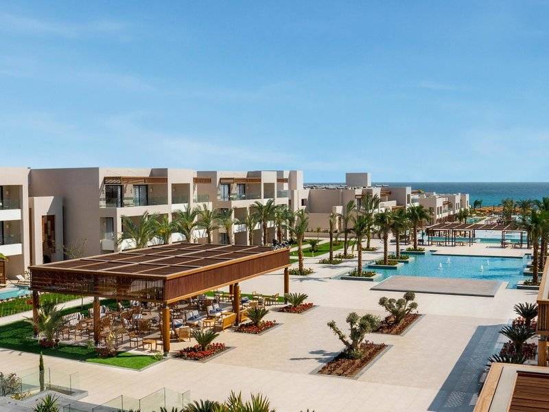 Außenbereich des Jaz Elite Amara Hotels mit Swimmingpool und Sonnenliegen