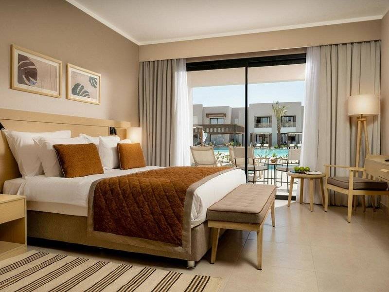 Elite Amara Hotel Zimmer mit Blick auf den Poolbereich.