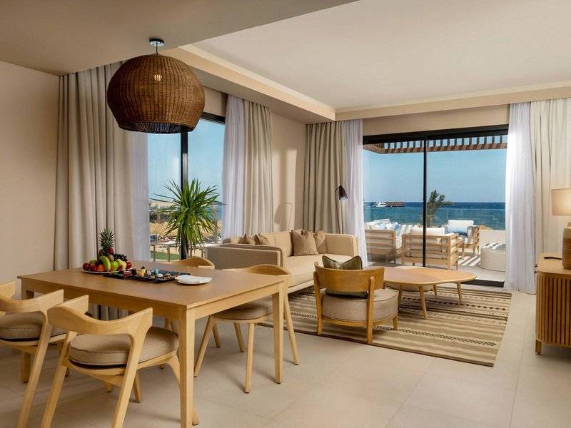 Innenansicht der Suite im Jaz Elite Amara Hotel mit Blick auf das Meer.